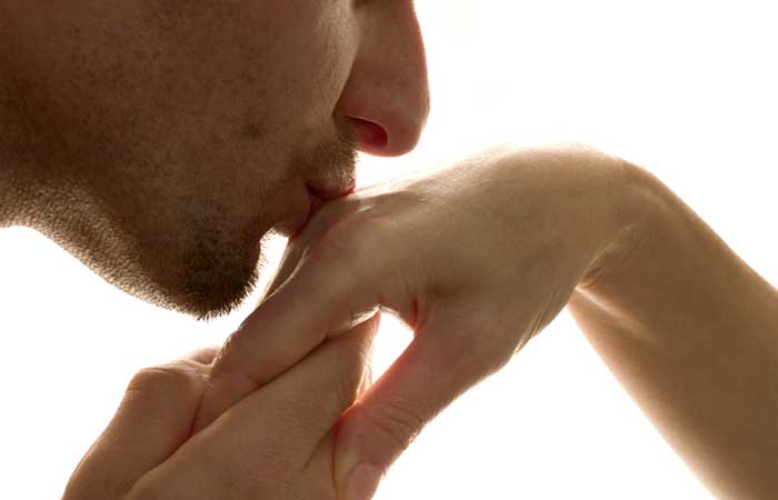 手の甲にキスをする男性心理とは 海外のキスの特徴も紹介